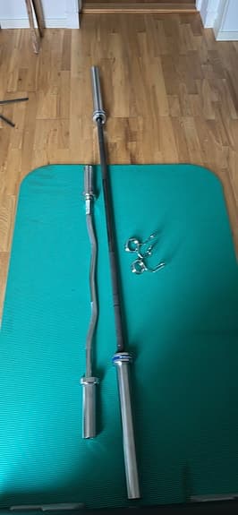 Skivstång , 20 kg, 2.20 cm dm 5cm och curlstång  1.20cm, 8 kg  med fjäderlås