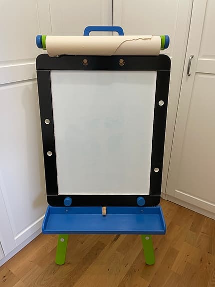 Stor rittavla/whiteboard och griffeltavla med staffli för barn