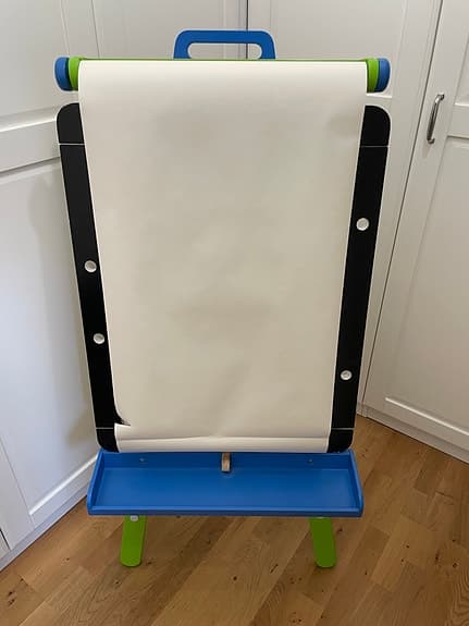 Stor rittavla/whiteboard och griffeltavla med staffli för barn