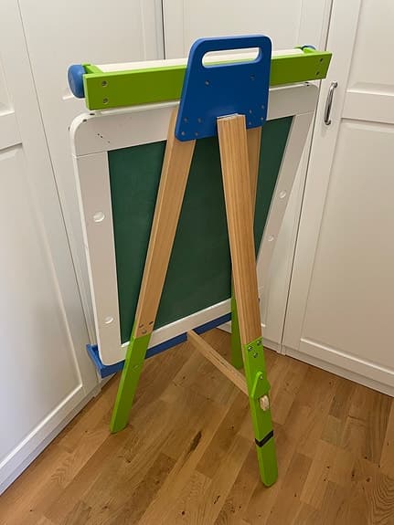 Stor rittavla/whiteboard och griffeltavla med staffli för barn