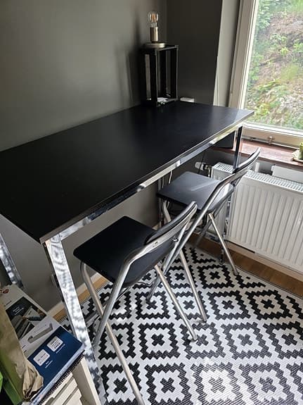 Näst intill NYTT matbord och två stolar