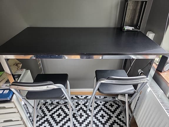 Näst intill NYTT matbord och två stolar
