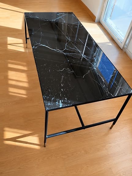 Svart soffbord med marmormönstrad skiva