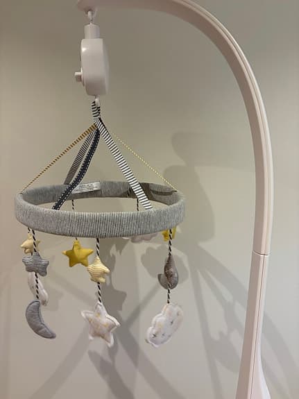 Mobil till babysäng/spjälsäng