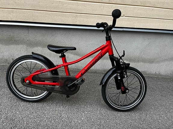 Röd Cresent Munin 16 tum
