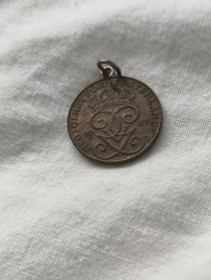 Två öre 1927 (med ögla för tex halsband) (text:MED FOLKET FÖR FOSTERLANDET)