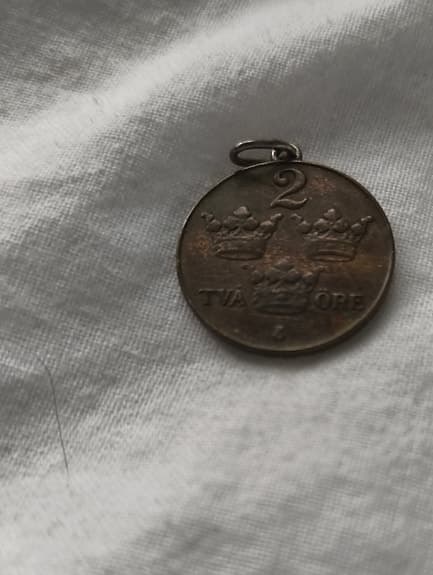 Två öre 1927 (med ögla för tex halsband) (text:MED FOLKET FÖR FOSTERLANDET)