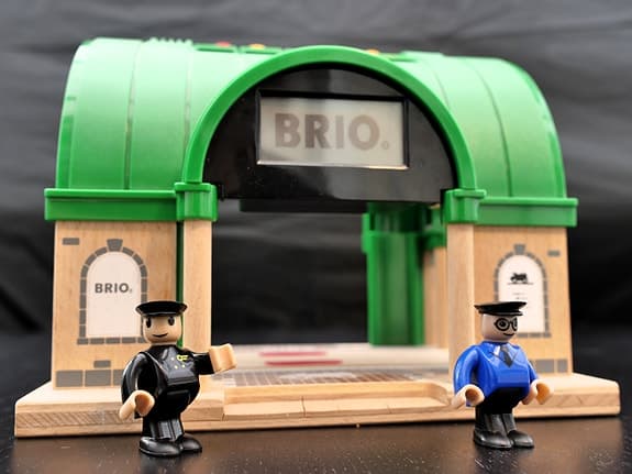 🚉 BRIO talande Centralstation + 2 figurer – inspelning & ljud