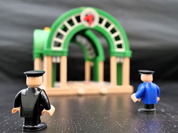 🚉 BRIO talande Centralstation + 2 figurer – inspelning & ljud