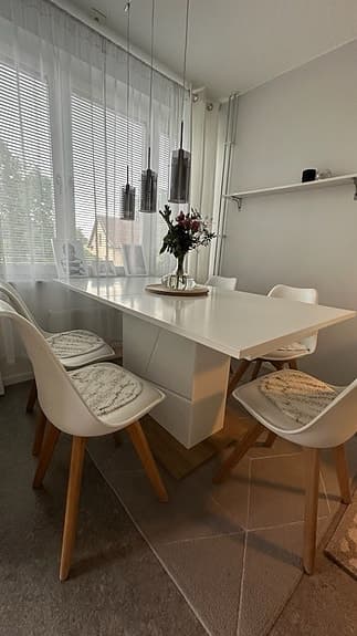 Matgrupp, ett matbord + fem stolar.