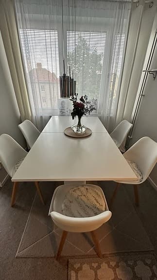 Matgrupp, ett matbord + fem stolar.
