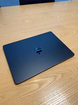 MacBook Air 13” M3 – Midnight – 32 battericykler