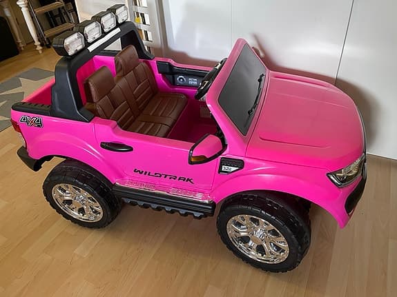 Wildtrak elbil för barn rosa