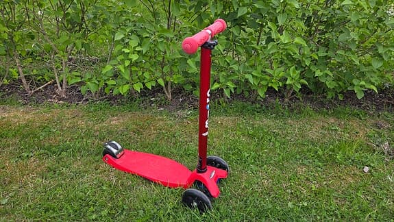 Micro trehjulig sparkcykel röd