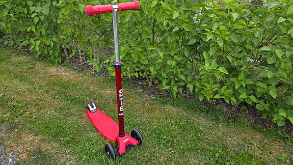 Micro trehjulig sparkcykel röd