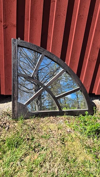 Unik kvartsrund spegel av gammalt stallfönster