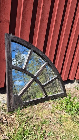 Unik kvartsrund spegel av gammalt stallfönster
