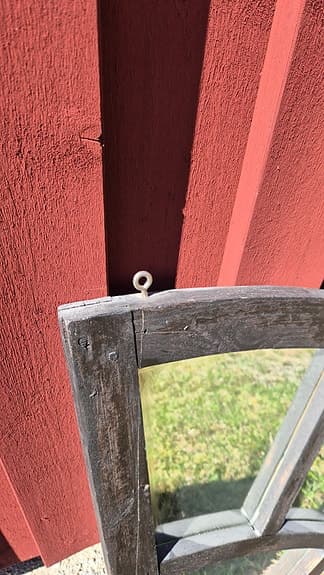 Unik kvartsrund spegel av gammalt stallfönster