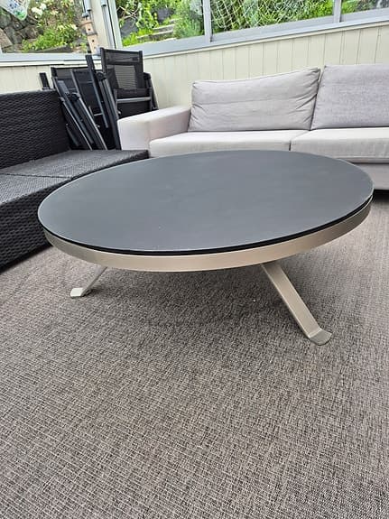 Svart. runt glassbord från Boconcept