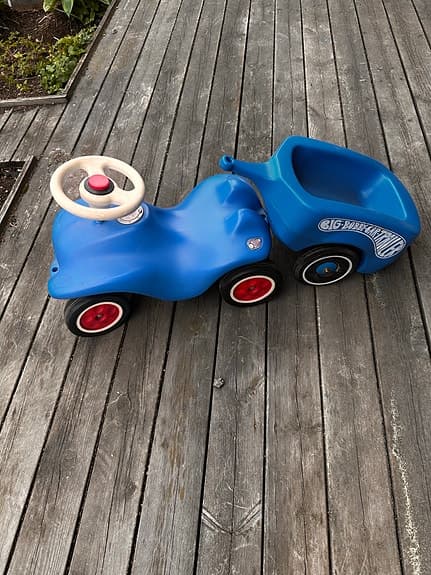 BRIO blå gåbil med släp