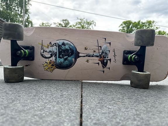 Skateboard med grafiskt motiv