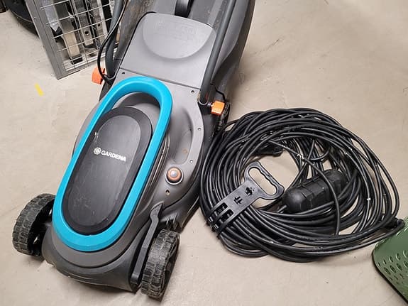 Mycket fin Gardena elektrisk gräsklippare med förlängningskabel