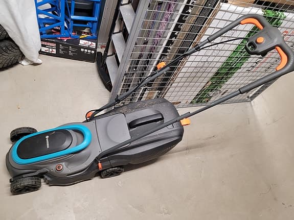Mycket fin Gardena elektrisk gräsklippare med förlängningskabel