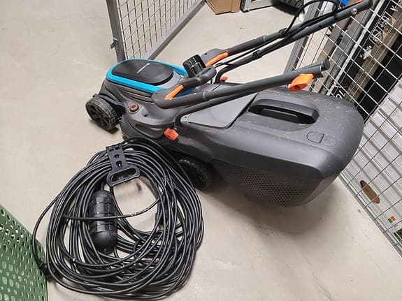 Mycket fin Gardena elektrisk gräsklippare med förlängningskabel