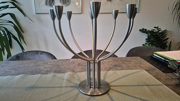 Vacker kandelaber i rostfritt stål