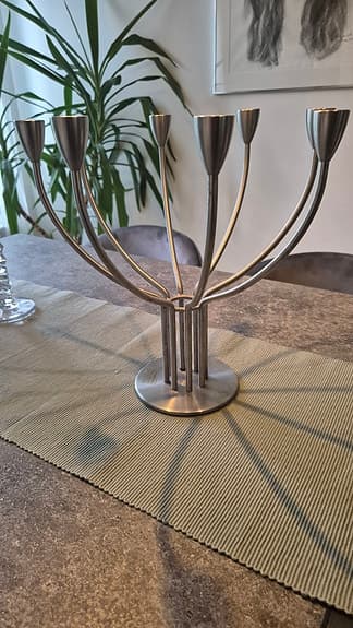 Vacker kandelaber i rostfritt stål