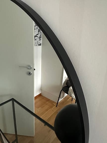 Mio rund spegel med svart ram