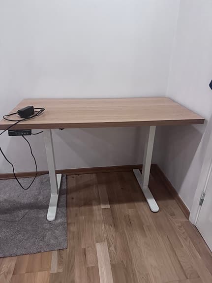 Skrivbord med elstativ träskiva vit underrede