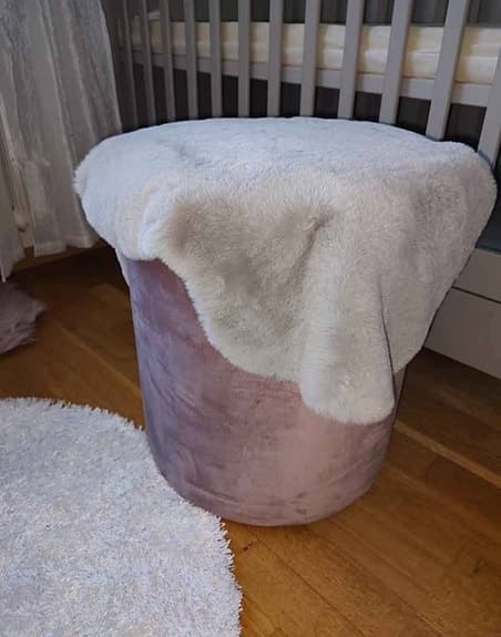 Sammetspall med tillhörande fårskinn