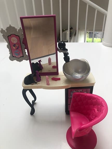 Barbie frisörsalong lekset med stol och spegel