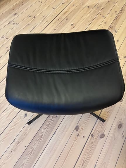 Fotpall Elegance med svart metallfot