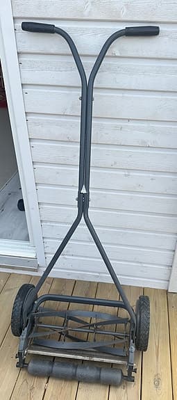 Handdriven gräsklippare