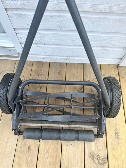 Handdriven gräsklippare