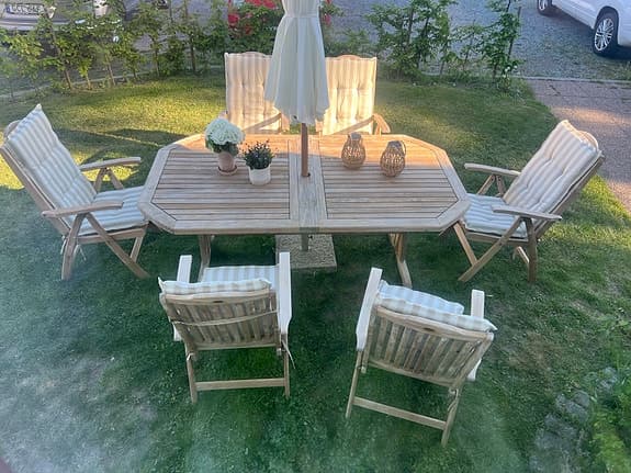 Matgrupp i trä för uteplats med bord och 6 stolar