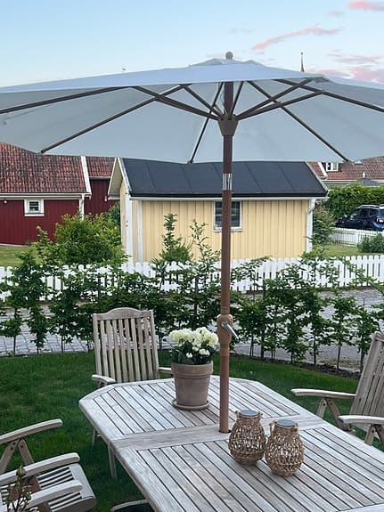 Matgrupp i trä för uteplats med bord och 6 stolar