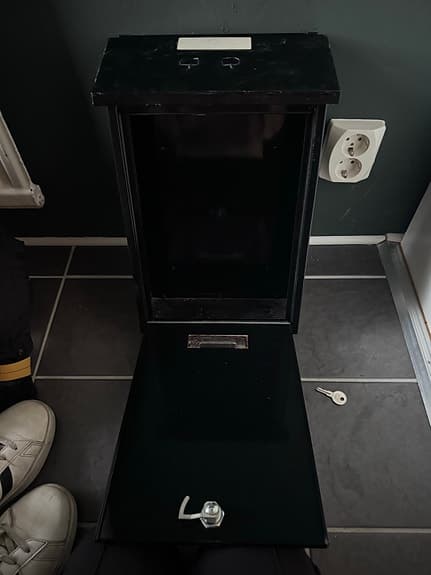 Svart postlåda med lås