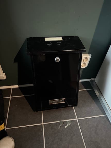 Svart postlåda med lås