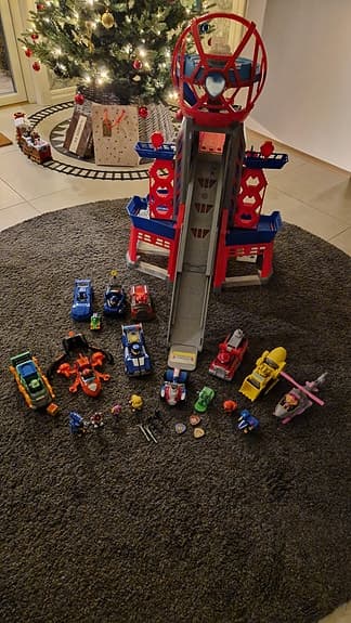 Paw Patrol lekset med utsiktstorn, fordon och figurer