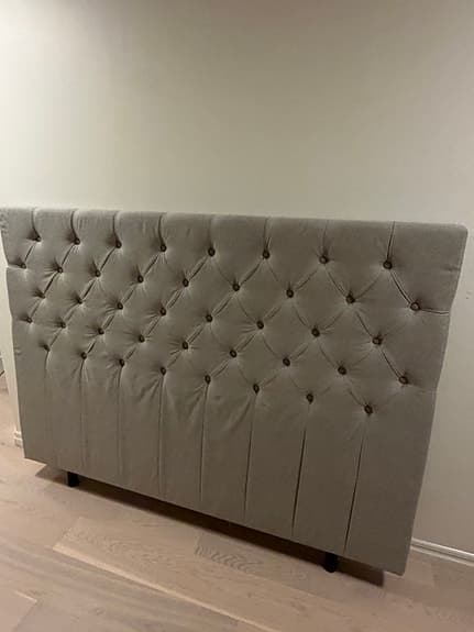 Mio Asperö sänggavel tyg grå pikerad