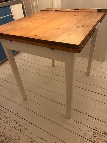 Äldre bord i trä med två utdragsskivor