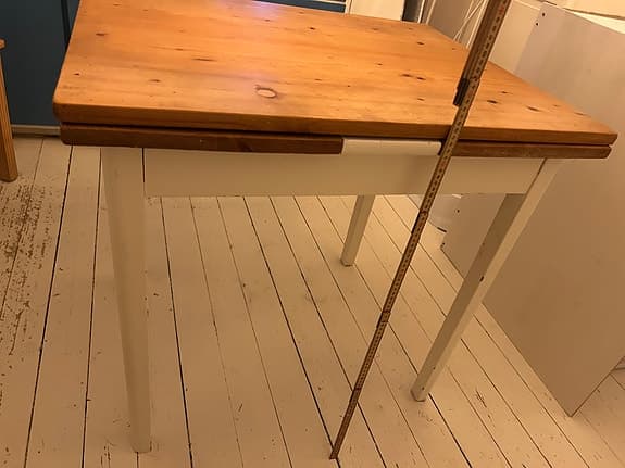 Äldre bord i trä med två utdragsskivor