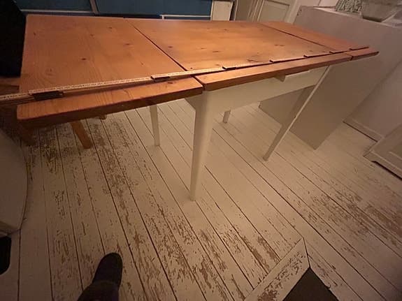 Äldre bord i trä med två utdragsskivor