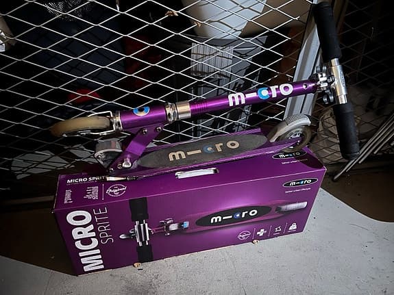 Micro Sprite sparkcykel lila – fint skick med originalkartong