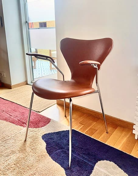 Fritz Hansen sjuan karmstol i cognac läder (series 7 3207 helklädd)