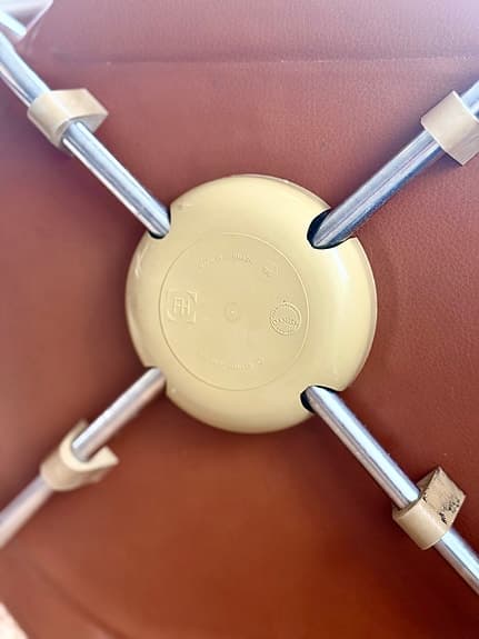 Fritz Hansen sjuan karmstol i cognac läder (series 7 3207 helklädd)