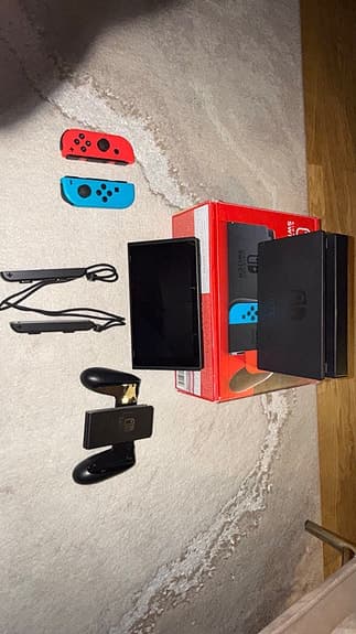 Nintendo Switch spelkonsol med Joy-Con röd/blå